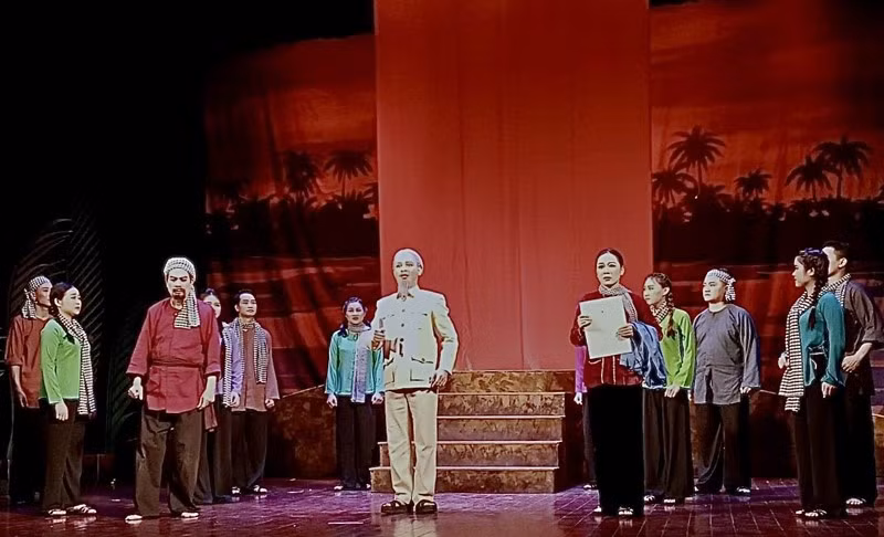 Trong vở tuồng 'Không còn đường nào khác' (bản dựng năm 2022 của Nhà hát Tuồng Việt Nam), Bác Hồ xuất hiện trong giấc mơ của cô Ba Định. Ảnh: Thúy Ten.