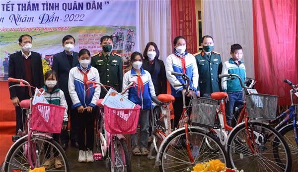 Chương trình trao quà cho học sinh nghèo vượt khó tại tỉnh Phú Thọ.