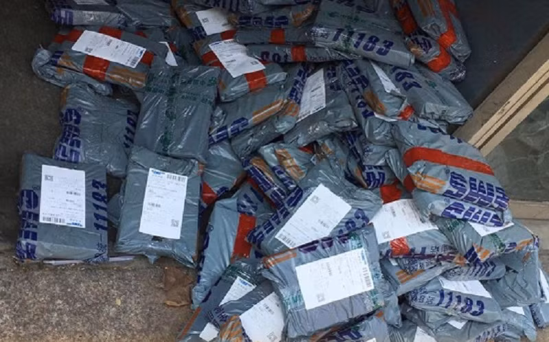 Nghỉ học ở nhà vì dịch, học sinh nhận được bưu phẩm có "1-0-2" từ thầy cô, dân mạng nhìn vào cười chảy nước mắt - Ảnh 2.