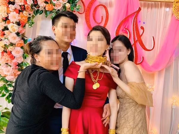 Dân tình không khỏi tò mò về danh tính và gia thế của cô dâu may mắn này. Ảnh: Xuyên Võ.
