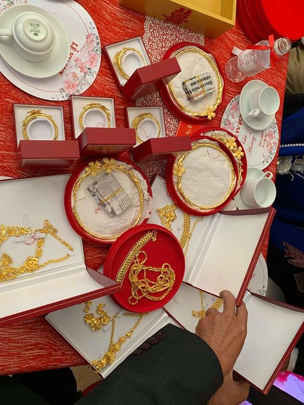 Ước chừng số của hồi môn gồm cả vòng cổ, vàng tay, dây chuyền, vàng miếng, lên tới 100 cây vàng. Ảnh: Xuyên Võ
