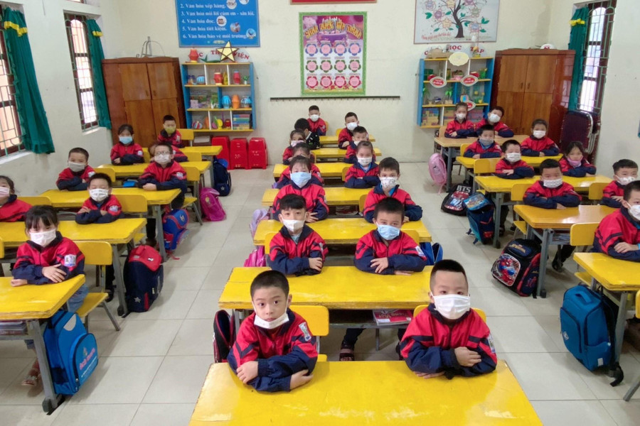 Các em học sinh rất chăm chú theo dõi chương trình.