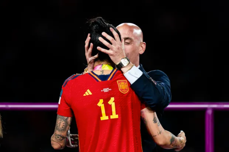 Chủ tịch Liên đoàn bóng đá Tây Ban Nha (RFEF) Luis Rubiales phải đệ đơn xin từ chức do hôn môi nữ cầu thủ Jenni Hermoso tại World Cup 2023. Chủ tịch Liên đoàn bóng đá Tây Ban Nha (RFEF) Luis Rubiales phải đệ đơn xin từ chức do hôn môi nữ cầu thủ Jenni Hermoso tại World Cup 2023.