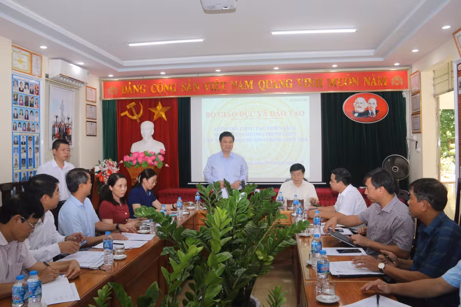 Thứ trưởng Nguyễn Hữu Độ (đứng giữa) chủ trì buổi làm việc