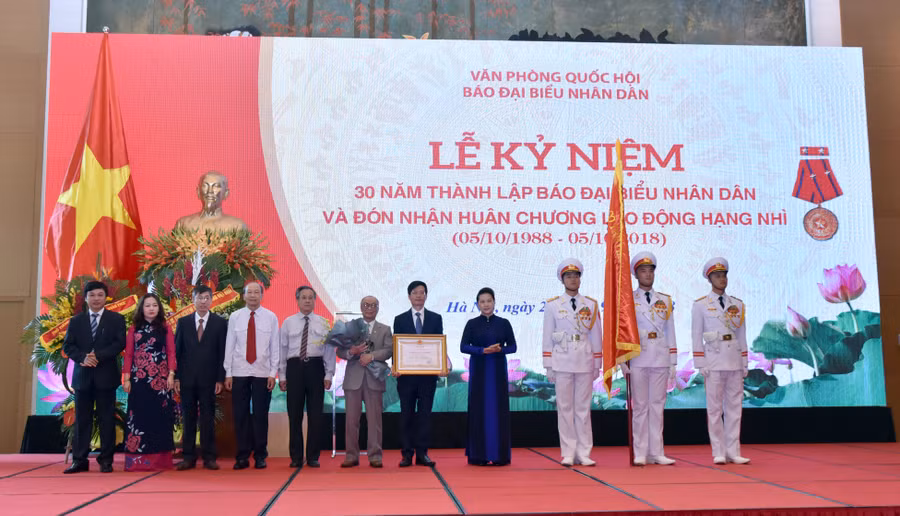 Ủy viên Bộ Chính trị, Chủ tịch Quốc hội Nguyễn Thị Kim Ngân trao Huân chương Lao động hạng Nhì cho Báo Đại biểu Nhân dân