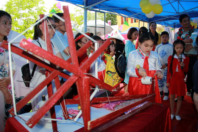 Một khung dệt cửi trong phần trưng bày về chủ đề thời trang Một khung dệt cửi trong phần trưng bày về chủ đề thời trang