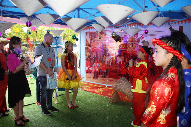 Hội trại cũng nhằm tạo môi trường thực hành tiếng Anh tự nhiên, gồm kỹ năng nghe nói và khả năng phản xạ ngôn ngữ; khuyến khích tinh thần sáng tạo, tư duy phản biện, tạo điều kiện để giáo viên chuyên môn tiếng Anh, học sinh các trường tiểu học trau dồi, rèn luyện khả năng sử dụng tiếng Anh. Hội trại cũng nhằm tạo môi trường thực hành tiếng Anh tự nhiên, gồm kỹ năng nghe nói và khả năng phản xạ ngôn ngữ; khuyến khích tinh thần sáng tạo, tư duy phản biện, tạo điều kiện để giáo viên chuyên môn tiếng Anh, học sinh các trường tiểu học trau dồi, rèn luyện khả năng sử dụng tiếng Anh.