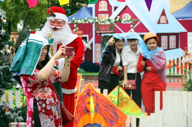 Mặc dù diễn ra dưới thời tiết có mưa nhưng Hội trại thu hút đông đảo phụ huynh, học sinh tham gia Mặc dù diễn ra dưới thời tiết có mưa nhưng Hội trại thu hút đông đảo phụ huynh, học sinh tham gia