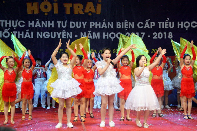 Học sinh tự tin biểu diễn ca khúc bằng tiếng Anh... Học sinh tự tin biểu diễn ca khúc bằng tiếng Anh...