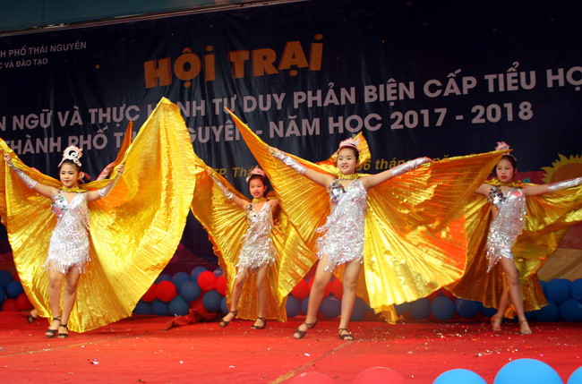 Tại Hội trại, học sinh được thể hiện năng khiếu của mình ... Hội trại là hoạt động được Phòng GD&ĐT TP Thái Nguyên tổ chức nhằm hưởng ứng phong trào trải nghiệm sáng tạo, học tập tích hợp, đổi mới phương pháp dạy và học tiếng Anh theo hướng lấy người học làm trung tâm Tại Hội trại, học sinh được thể hiện năng khiếu của mình ... Hội trại là hoạt động được Phòng GD&ĐT TP Thái Nguyên tổ chức nhằm hưởng ứng phong trào trải nghiệm sáng tạo, học tập tích hợp, đổi mới phương pháp dạy và học tiếng Anh theo hướng lấy người học làm trung tâm