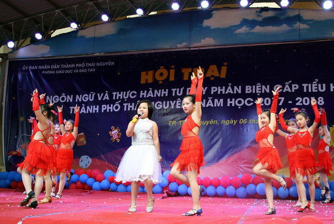 Thể hiện những vũ điệu quốc tế bằng tiếng Anh... Thể hiện những vũ điệu quốc tế bằng tiếng Anh...