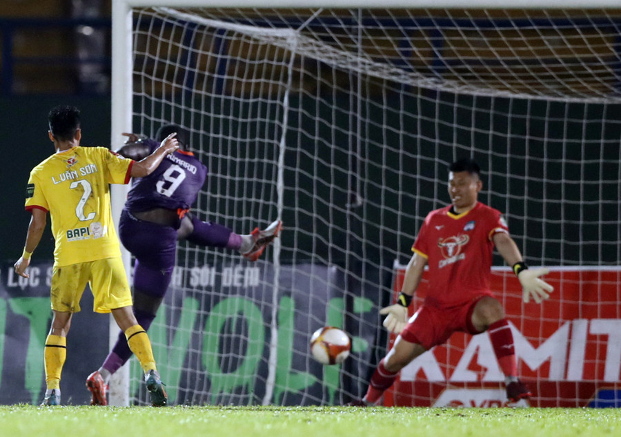 Rimario gỡ hòa cho Bình Dương ở phút 90+1.