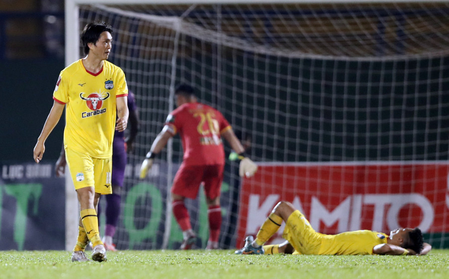 Tuấn Anh chơi đầy nỗ lực ...