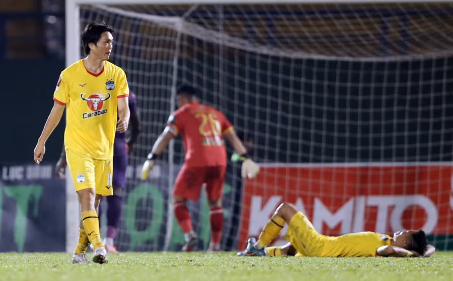 Tuấn Anh chơi đầy nỗ lực ...