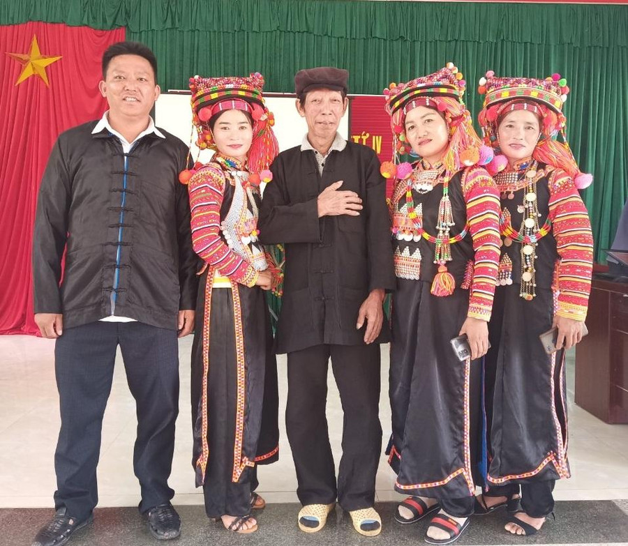 Các học viên chụp ảnh cùng nghệ nhân Pờ Lóng Tơ (đứng giữa) Các học viên chụp ảnh cùng nghệ nhân Pờ Lóng Tơ (đứng giữa)