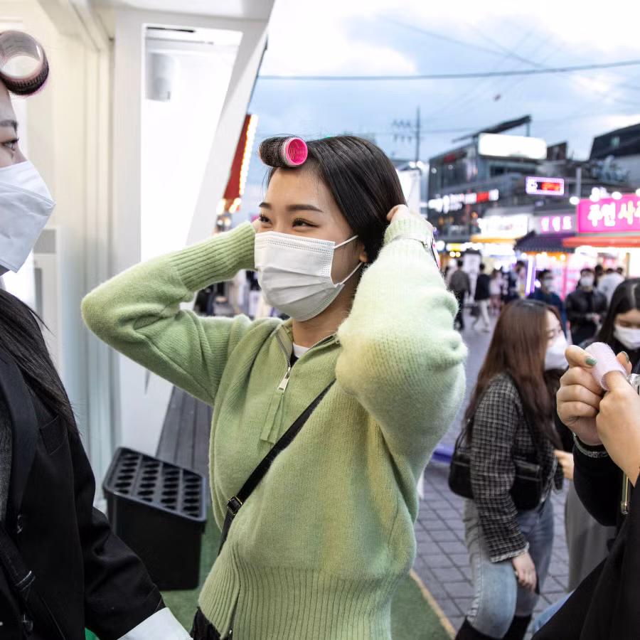 Phụ nữ trẻ Hàn ra khỏi nhà với cuộn tóc đã trở nên phổ biến. Ảnh: NYT