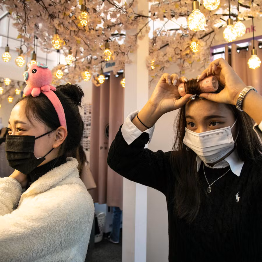 Nhiều người cho rằng, cuộn tóc khi ra ngoài không liên quan gì đến việc thể hiện cá tính. Ảnh: NYT