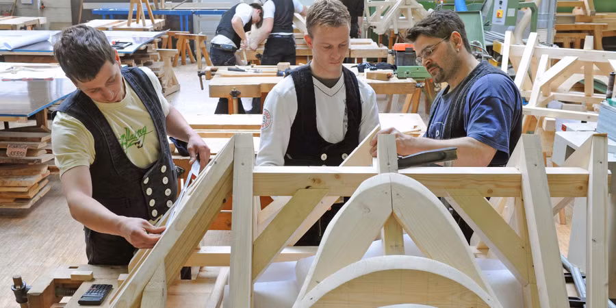 Học viên trường nghề thực hành làm thợ mộc.