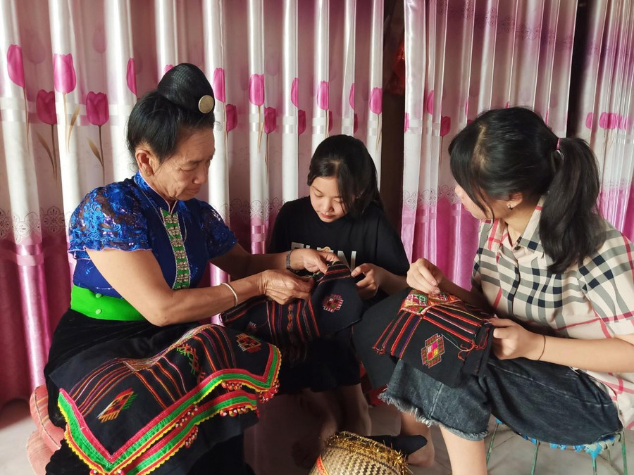 Cách thêu khăn Piêu được truyền từ thế hệ này qua thế hệ khác.