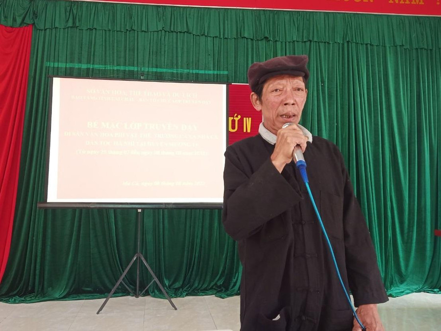 Nghệ nhân Pờ Lóng Tơ – người giữ hồn trường ca Xa Nhà Ca của dân tộc Hà Nhì. Nghệ nhân Pờ Lóng Tơ – người giữ hồn trường ca Xa Nhà Ca của dân tộc Hà Nhì.