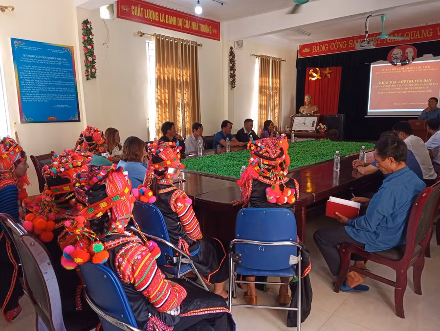 Lễ khai giảng lớp truyền dạy di sản văn hóa phi vật thể trường ca Xa Nhà Ca.