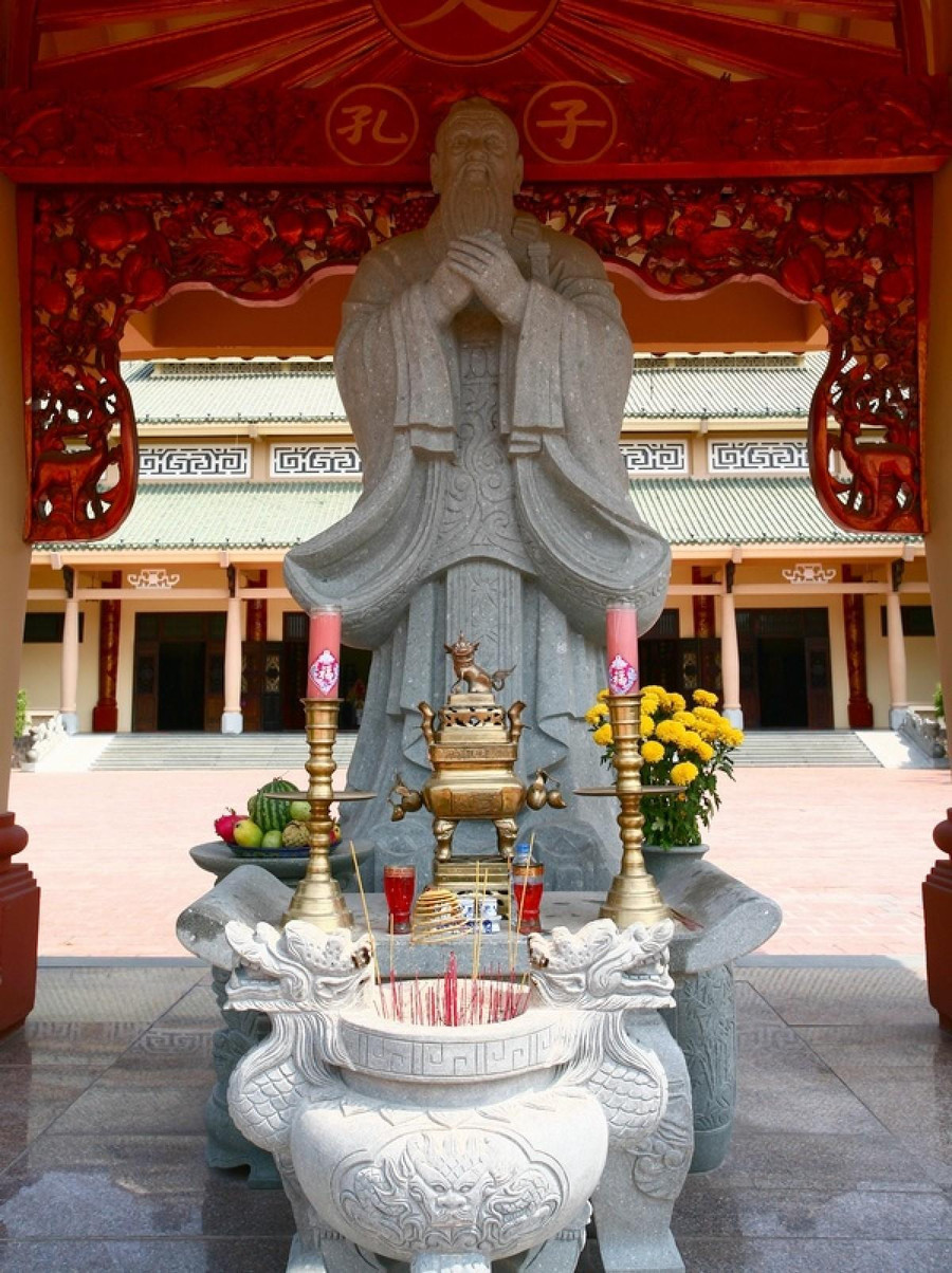 Tượng Khổng Tử tại Văn miếu Trấn Biên.