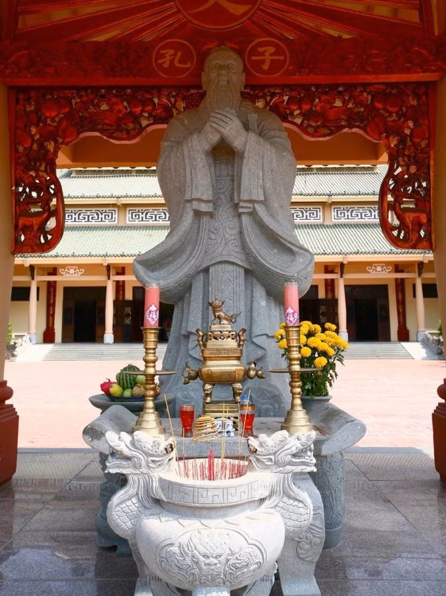 Tượng Khổng Tử tại Văn miếu Trấn Biên.