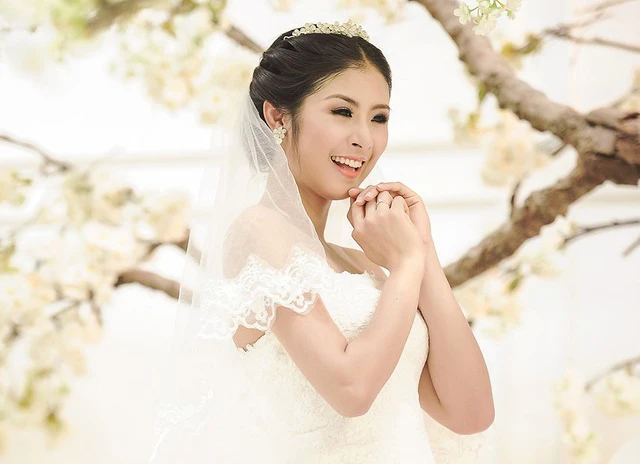 Hoa hậu Ngọc Hân gây bão khi bất ngờ khoe giấy xác nhận tình trạng hôn nhân