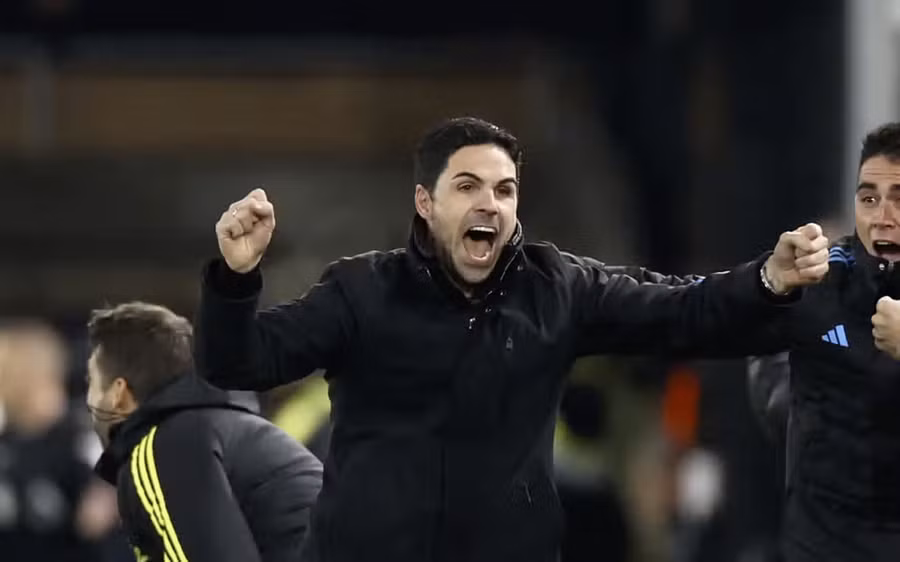 HLV Arteta bị thẻ vàng vì ăn mừng quá khích bàn thắng thắng của Arsenal phút 97.