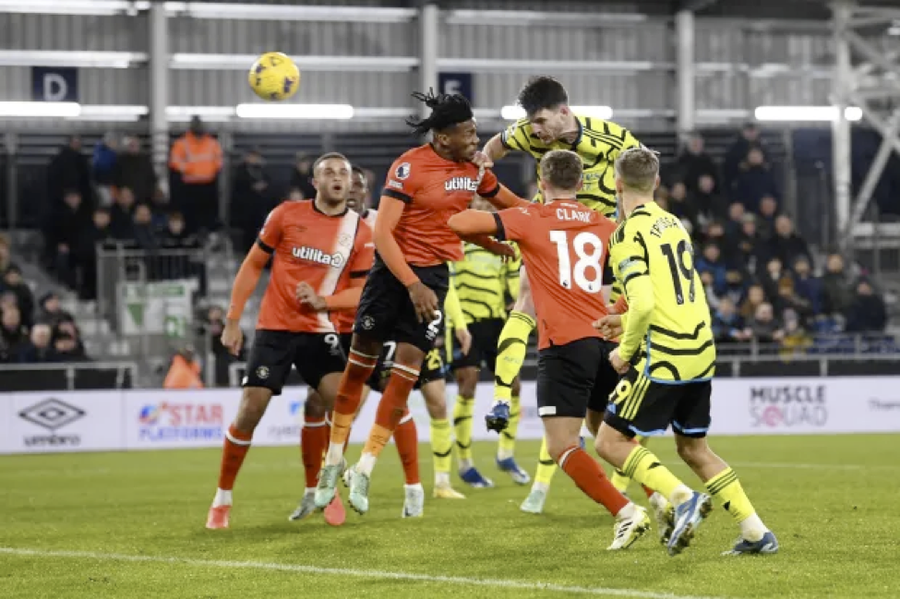 Declan Rice giúp Arsenal bay cao với bàn thắng ở phút 97. Declan Rice giúp Arsenal bay cao với bàn thắng ở phút 97.