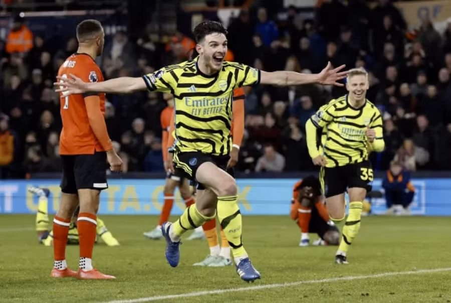 Tiền vệ 105 triệu Bảng ăn mừng cuồng nhiệt.