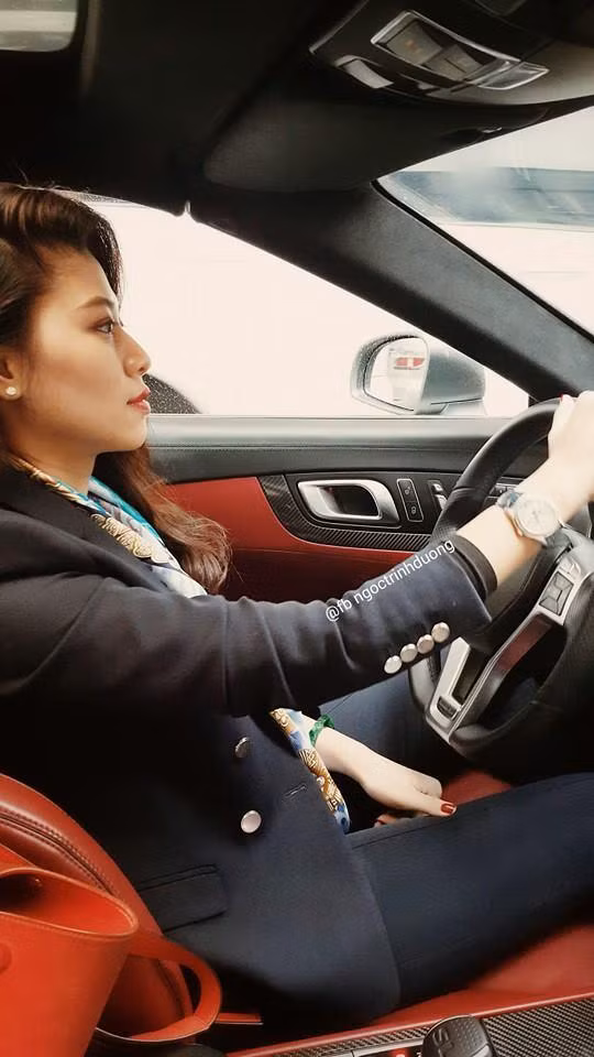 Dân tình xuýt xoa trước clip giới thiệu hầm xe toàn siêu xe của BTV Ngọc Trinh ảnh 5