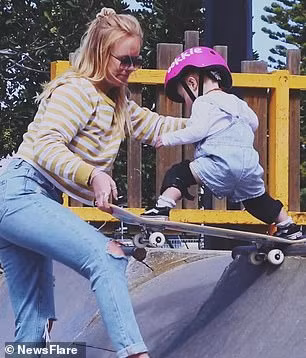 Coco được làm quen với ván trượt khi mới 5 tháng tuổi