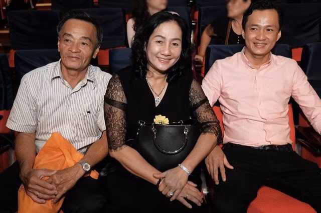 Đây là lần đầu tiên Quốc Trường giới thiệu gia đình với khán giả. Từ trài qua: bố, mẹ và anh trai của nam diễn viên có mặt dưới hàng ghế khán giả.