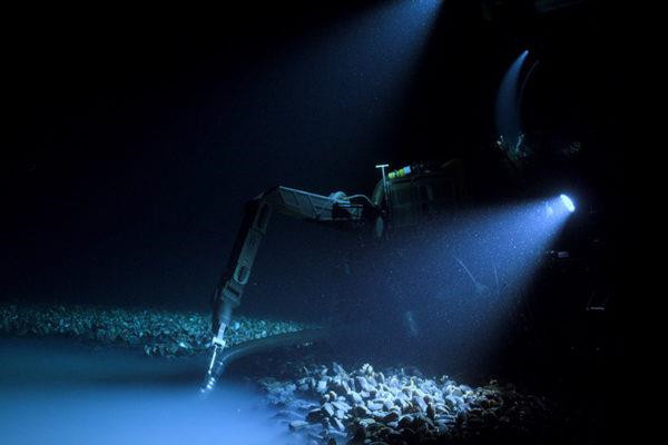 Ho nuoc doc duoi day bien giet chet moi sinh vat boi vao hinh anh 7 