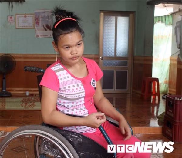 Bóng đêm bao phủ Tiến đi lại bình thường, nhưng mặt trời lên là ngồi xe lăn hoặc nằm một chỗ.