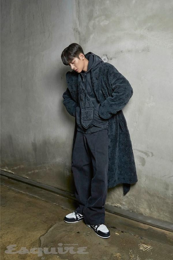 Thiết kế từ thanh lịch đến hầm hố tưởng chừng chỉ hợp với các người mẫu thực thụ nhưng chàng diễn viên đẹp trai vẫn ” xử lý tốt” nhờ cách mix đồ thông minh