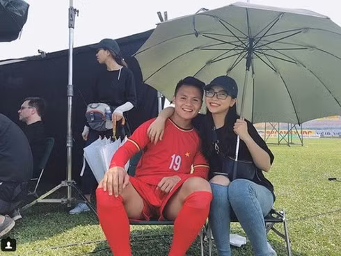 Cô nàng cũng thường xuyên xuất hiện cùng Quang Hải trong các buổi tập và cô không bỏ sót một trận đấu nào của người yêu mình.