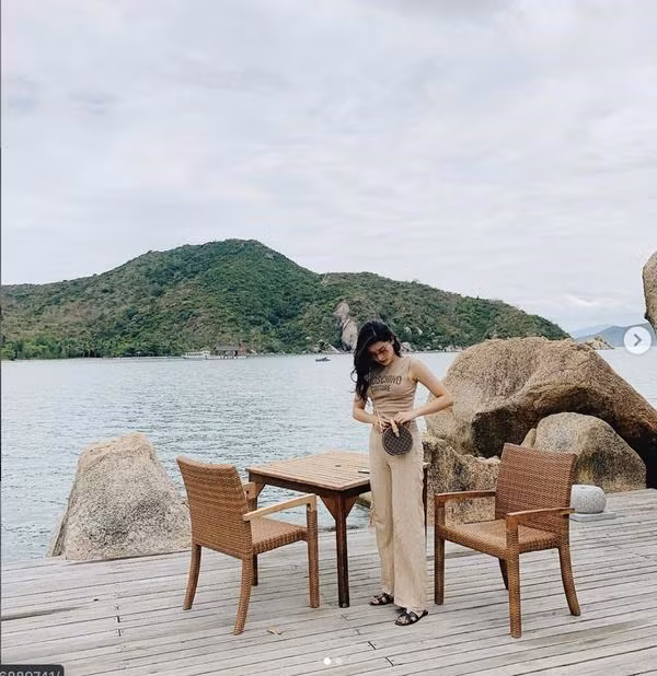 Cư dân mạng tranh cãi trước dáng ngồi bị cho là kém duyên của Á hậu Huyền My ảnh 2