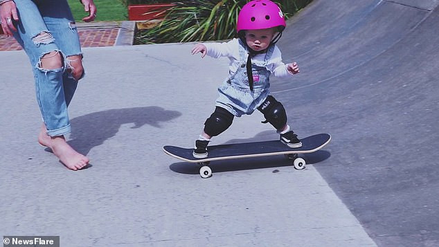 Trượt lên dốc cũng không khiến cô bé lo lắng