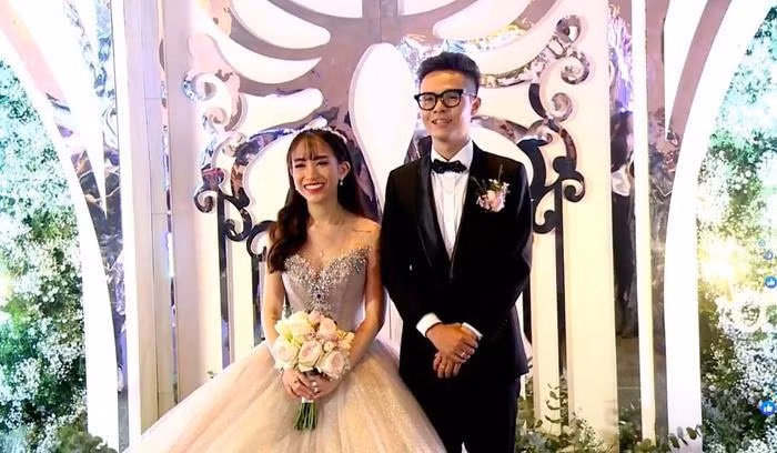 Vợ hai của Minh Nhựa thản nhiên đăng clip đập hộp túi Hermes chục tỷ giữa lúc đám cưới của con chồng đang diễn ra ảnh 1