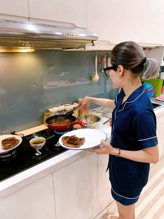 Ngỡ là thiên kim tiểu thư, ít ai ngờ em gái Quang Vinh đảm đang khiến chị em phục lăn thế này ảnh 2