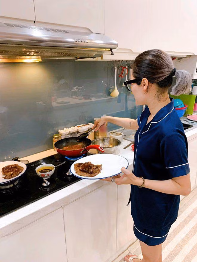 Ngỡ là thiên kim tiểu thư, ít ai ngờ em gái Quang Vinh đảm đang khiến chị em phục lăn thế này ảnh 2 Ngỡ là thiên kim tiểu thư, ít ai ngờ em gái Quang Vinh đảm đang khiến chị em phục lăn thế này ảnh 2