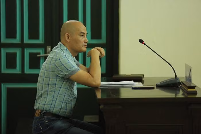 Vụ nữ cảnh sát nhận 1 tỷ đồng gài "bẫy ma túy" người khác vào tù: Hé lộ đoạn ghi âm đáng sợ ảnh 4 Anh Thiện ngồi lặng lẽ tại phiên toà.