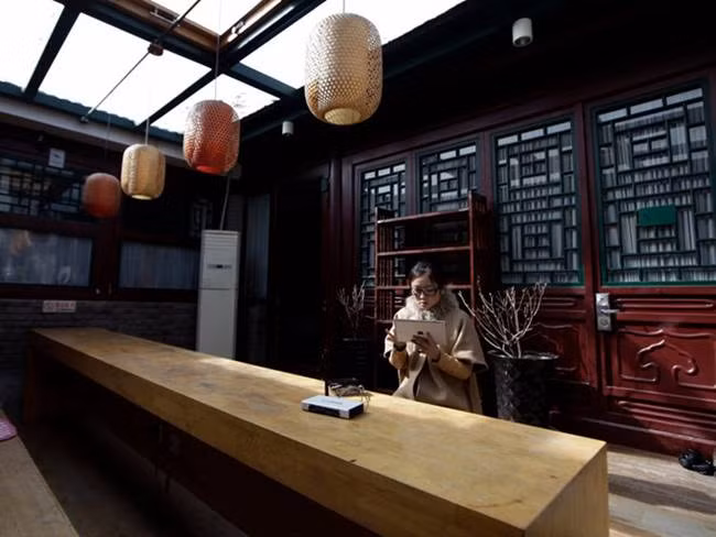 co gai xinh dep chuyen "song thu" trong khach san, kiem hang chuc trieu/thang hinh anh 11