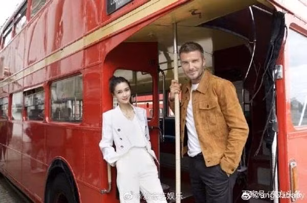 Hình ảnh Angelababy chụp cùng David Beckham đứng vị trí đầu bảng hot-search ảnh 1