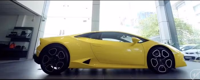 Dân tình xuýt xoa trước clip giới thiệu hầm xe toàn siêu xe của BTV Ngọc Trinh ảnh 3