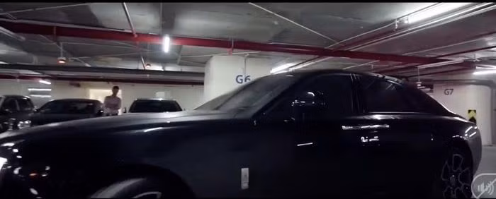 Dân tình xuýt xoa trước clip giới thiệu hầm xe toàn siêu xe của BTV Ngọc Trinh ảnh 1