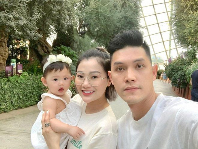 Trần Thảo Ngọc - cô em gái ruột của Quang Vinh kết hôn cùng chồng phi công và đang là mẹ bỉm sữa.