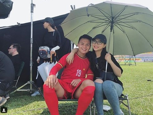 Cô nàng cũng thường xuyên xuất hiện cùng Quang Hải trong các buổi tập và cô không bỏ sót một trận đấu nào của người yêu mình.